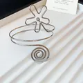 Eleganter silberner Metall-Oberarmreif mit Sonnenblumen- und Spiral-Design Detail - Hohle Blume Spirale (3#)