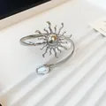 Detailansicht eines silbernen Metall-Armreifs mit Sonne und Perle auf einem Tablett - Sonne Mit Barockperle (5#)
