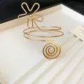 Detaillierte Nahaufnahme eines goldenen Metall-Armreifs mit Blumen- und Spiral-Design - Sonnenblume Spirale (2#)
