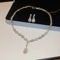 Funkelndes Schmuckset mit Zirkonia-Wassertropfen-Halskette und passenden Ohrringen im Detail - Halsketten- und Ohrring-Set / Zweiteiliges Set / Weiß