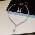 Funkelndes Set aus silberner Halskette und Ohrringen mit eleganten rosa Zirkon-Tropfen. - Halsketten- und Ohrring-Set / Zweiteiliges Set / Rosa