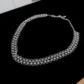 Detailansicht der feinen silbernen Durchbruchspitze eines eleganten Choker-Halsbands - Halskette / Silber