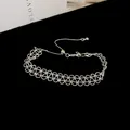 Detailansicht eines eleganten silbernen Chokers mit filigranem floralem Spitzenmuster-Design - Armband / Silber