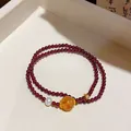 Vista dettagliata del bracciale in granato a due fili con perla d'ambra e accento di perla - Perlinato Doppia Catena (Perlina Effetto Ambra) / Rosso Granato Con Perlina Principale Gialla
