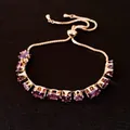 Gros plan sur un bracelet ajustable plaqué or 18 carats avec zircons violets - Zircone Violet