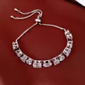 Gros plan d'un élégant bracelet réglable argenté avec des pierres de zircon carrées - Style Zirconia Blanc