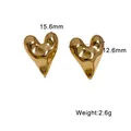 Detailansicht der herzförmigen Edelstahlohrringe mit 15,6 mm und 12,6 mm Maßen - Gold