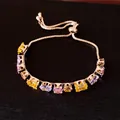 Détail des pierres de zircone multicolores et du fermoir bolo plaqué or 18 carats - Style Zircone Multicolore