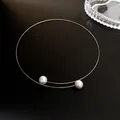 Ras de cou minimaliste en fil d'argent avec deux grandes perles blanches, variante SKU - Argent