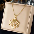 Détail macro du pendentif feuille évidé plaqué or avec d'élégantes gouttes d'émail blanc - Feuille Ajourée Baroque (N4586) / Or