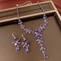 Vue détaillée d'un ensemble élégant collier à fleurs en zircon violet et boucles - Combinaison Collier Boucles d'Oreilles Argent / Violet