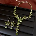 Parure de bijoux fleurs en zircon vert avec pendentifs gouttes sur plateau de présentation. - Combinaison Collier Boucles d'Oreilles Argent / Vert