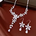 Détails d'un ensemble de bijoux en zircon étincelant avec motif de fleurs et de gouttes - Combinaison Collier Boucles d'Oreilles Argent / Blanc