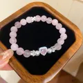 Nahaufnahme eines rosa Perlenarmbands mit Herz-Zirkon und Perlen im schicken Holztablett - Herz Rosa Zirkonia Anhänger Armband (HB6824)