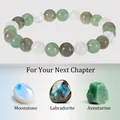 Dettaglio delle perle in pietra di luna, labradorite e avventurina del braccialetto. - For Your Next Chapter