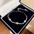 Nahaufnahme des Hamsa-Armbands mit funkelnden Zirkonia in einer blauen Geschenkbox - 10# Armband