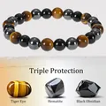 Dettaglio del bracciale Triple Protection con perle di occhio di tigre, ematite e ossidiana - Triple Protection