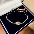 Detailaufnahme eines funkelnden Hamsa-Hand-Armbands mit blauem Auge in einer Box - 2# Armband