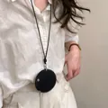 Gedetailleerde close-up van een zwarte lederen ronde brillenhouder ketting op een model - Ronde Leren Stijl (HN13696HN7265HN7402) / Zwart