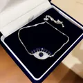 Detailansicht eines funkelnden Evil-Eye-Armbands mit blauen Steinen in Schmuckschatulle - Stil 9
