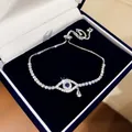 Funkelndes silberfarbenes Evil Eye Armband mit blauem Zirkonia in einer Geschenkbox - Stil 7