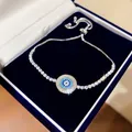 Detailansicht eines Armbands mit blauem Auge und Zirkonia in einer blauen Box - 5# Armband