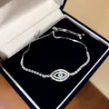 Detailansicht des Evil Eye Armbands mit funkelndem Zirkonia in einer Schmuckschatulle - Stil 8