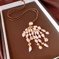 Gros plan d'un collier à pampilles en coquillages, style ethnique vintage et cordon en cuir - Style Gland de Coquillage / Brun doré