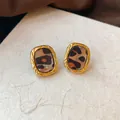 Nahaufnahme der Vintage-Ohrstecker aus Acetat mit Leopardenmuster und Goldüberzug - 4# Ovaler Leopard Ohrstecker