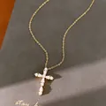 Collar de cruz chapado en oro de 18k con circonitas marquesa sobre caja de regalo con textura - Estilo de Circonita Blanca / Dorado