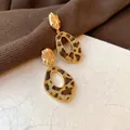 Detailansicht der Vintage 14k vergoldeten Ohrringe mit Leopardenmuster-Acetat in Herbstoptik. - 6# Gezogener Hängender Geometrischer Leopard Stil