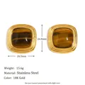 Gedetailleerde weergave van vierkante 18K vergulde rvs tijgeroog oorknopjes - Vierkante Tijgeroog Oorknopjes (E8120) / Goud