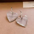 Boucles d'oreilles cœur en résine minimalistes avec crochets en C argentés, variante - Tige d'oreille en argent-Blanc