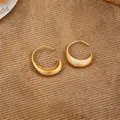Elegante minimalistische mattgoldene Halbmond-Creolen mit hochwertigem Matt-Finish - Gebürsteter Ohrhaken-Stil / Gold