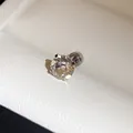 Detailweergave van een ronde roestvrijstalen oorknop met fonkelende zirkonia-steen - 6mm / Wit