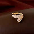 Dettaglio ravvicinato di anello aperto placcato oro 18k con intarsio in zircone geometrico - Oro