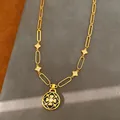 Collar de oro con colgante floral circular, circonita y detalles de esmalte negro - Colgante Redondo / Dorado Negro