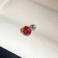Gedetailleerd macrobeeld van een ronde rode edelsteen oorknop van roestvrij staal - 6mm / Rood