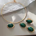 Detail eines grünen Harz-Schmucksets mit ovaler Halskette, Ohrringen und Ring in Gold. - Ohrringe Ring Choker / Gold-Grün