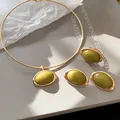 Detailansicht eines olivgrünen Schmucksets mit Harz-Ovalen: Halskette, Ohrringe und Ring - Ohrringe Ring Choker / Gold - Olivgrün