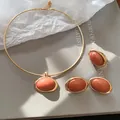 Elegantes goldenes ovalen Harz-Schmuckset mit Halsreif Ohrringen und Ring für Damen - Ohrringe Ring Choker / Gold-Hellbraun
