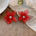 Detailweergave van elegante rode mesh bloemoorbellen met centrale zirkonia - Rood
