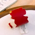Détail d'un bracelet et d'une bague en émail rouge avec des bords dorés irréguliers. - Ensemble Bracelet Bague Vague Irrégulière / Rouge