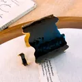 Gros plan sur le bracelet jonc en émail noir irrégulier et la bague assortie - Ensemble Bracelet Bague Vague Irrégulière / Noir