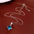 Detail einer französischen Halskette mit einem quadratischen blauen Zirkonia-Anhänger. - Choker-Halskette / Silber-Blau