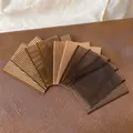 Dettaglio delle mollette adesive a righe in varie tonalità di marrone per capelli - 5 Pezzi / Marrone