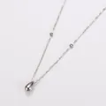 Detailweergave van een zilveren roestvrijstalen ketting met waterdruppelhanger en diamantjes - Zilver