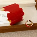 Detailansicht des roten Emails unregelmäßige geometrische Manschette Armband und Ring-Set - Ring Armband Set / Rot