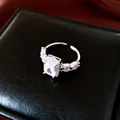 Vue détaillée d'une bague ajustable plaquée or 18k avec une pierre de zircon rectangulaire. - Argent