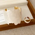 Elegantes Set aus unregelmäßigem Manschettenarmband und passendem Goldring in Cremeweiß - Ring Armband Set / Weiß